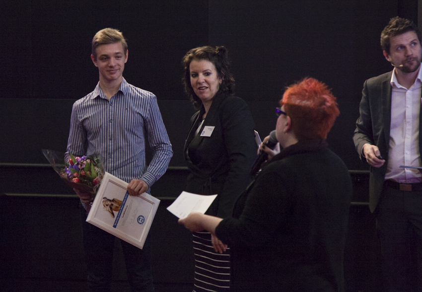 Carl Wilhelm mottar diplom og blomster under prisutdelingen på Best i Tekst-konferansen 22. januar.